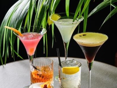 Uji i Ftohte Tepelene - offers a stylish bar where you can relax with drinks